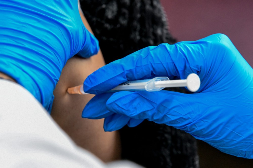 Από σήμερα οι πρώτοι εμβολιασμοί με τα επικαιροποιημένα εμβόλια