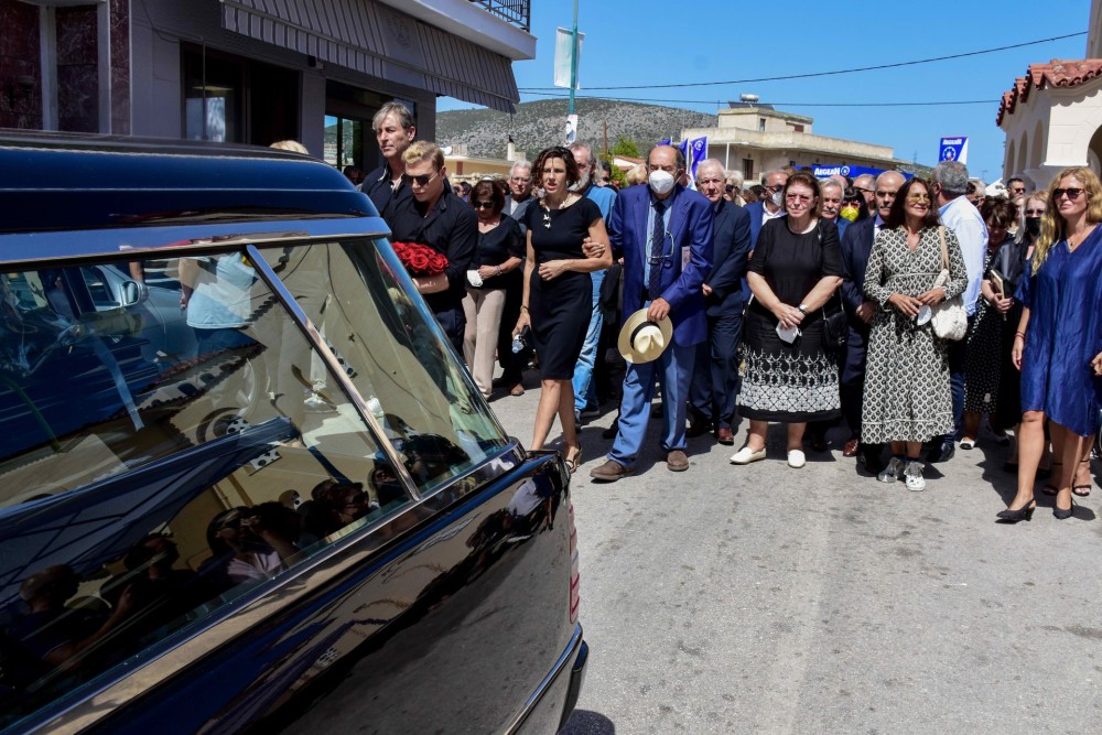 Πλήθος κόσμου αποχαιρέτισε την Ειρήνη Παπά στο Χιλιομόδι Κορινθίας