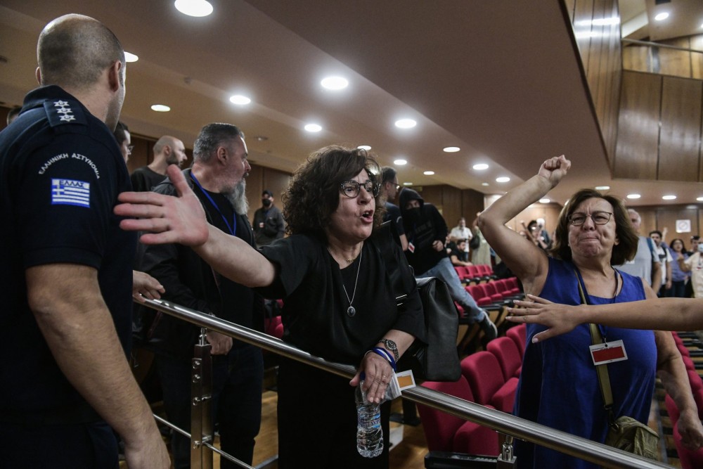 Ένταση από οπαδούς του Κασιδιάρη στη δίκη της Χρυσής Αυγής-Μάγδα Φύσσα: Μαζέψτε τους φασίστες