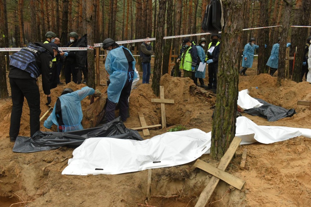 Ρωσική θηριωδία και στο Ιζιούμ -Βρέθηκαν μαζικοί τάφοι