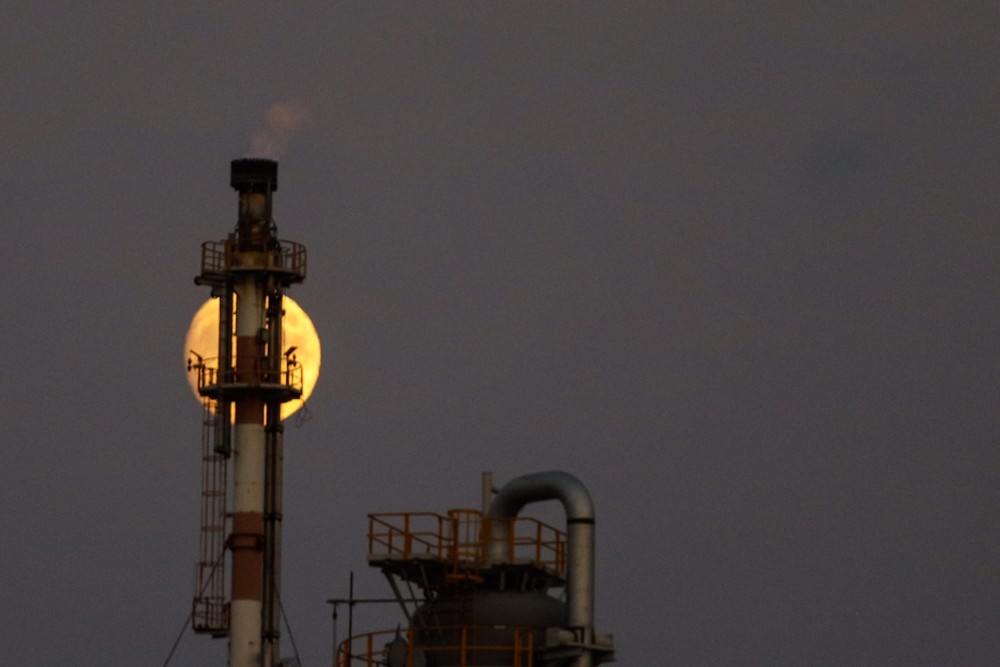 Έκτακτος φόρος 33% στα διυλιστήρια για να μειωθεί η τιμή του πετρελαίου