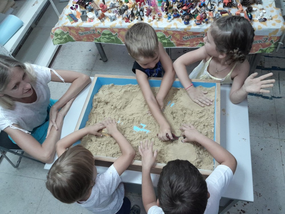 Παιχνίδια με την άμμο για προσφυγόπουλα από την Ουκρανία