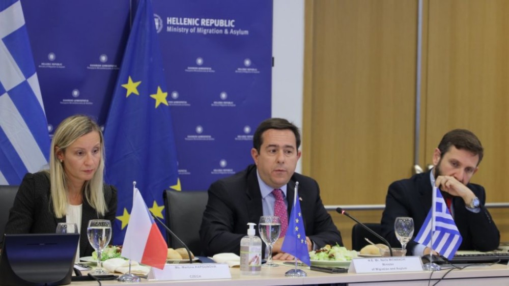 Ο Νότης Μηταράκης ενημέρωσε τους πρέσβεις των κρατών-μελών της ΕΕ για το μεταναστευτικό