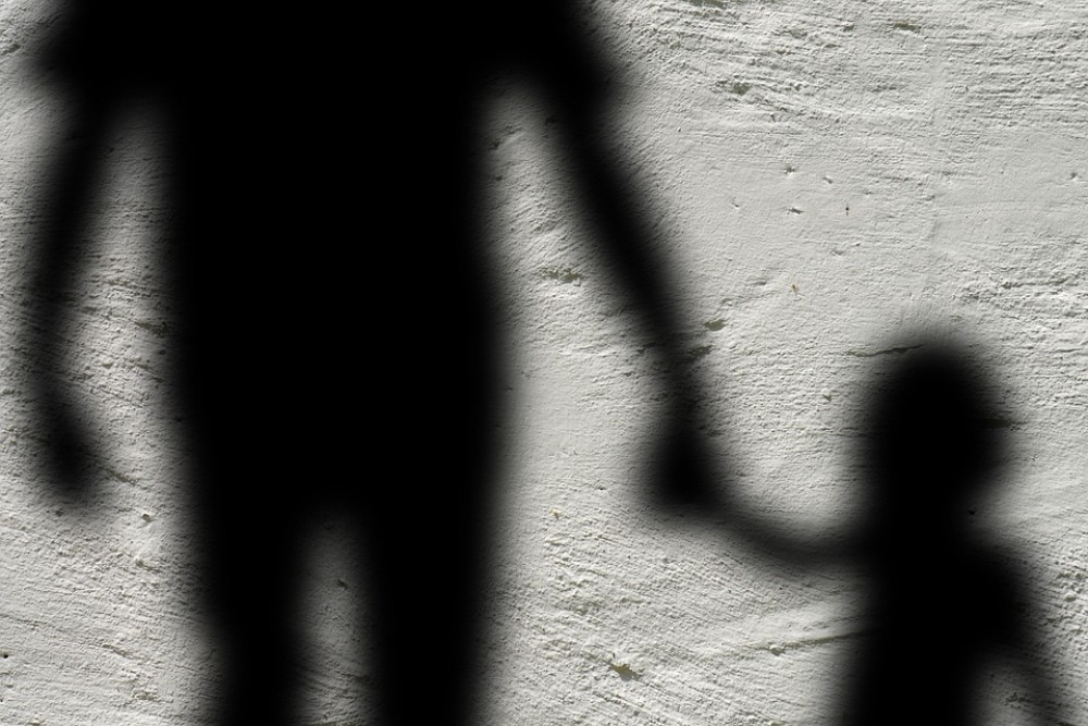 Φρίκη: Τουλάχιστον 100 άτομα κακοποίησαν σεξουαλικά τη 12χρονη