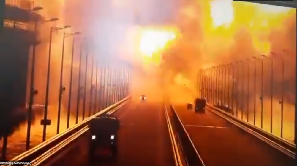 Κριμαία-Συγκλονιστικό βίντεο καταγράφει  τη στιγμή της έκρηξης στη γέφυρα