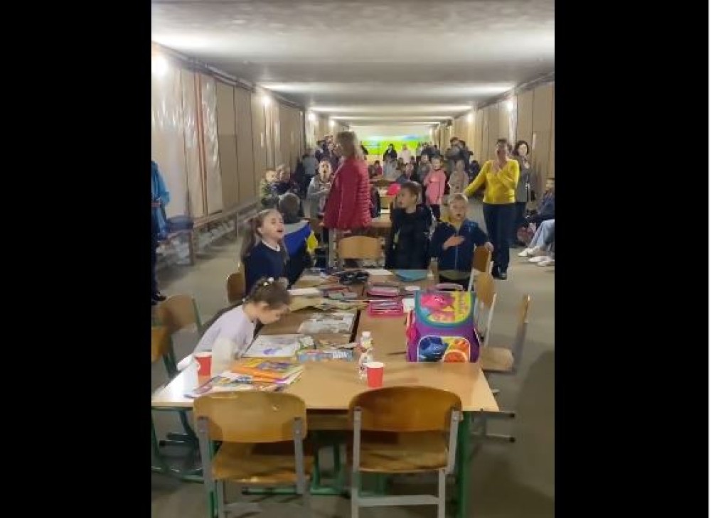 Κίεβο: Μαθητές ψέλνουν τον εθνικό ύμνο από τα καταφύγια