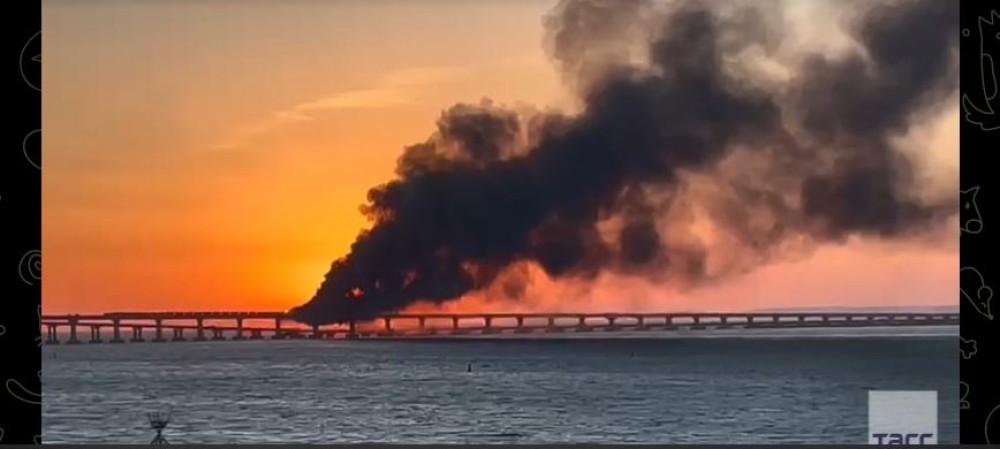 Ουκρανία: Ανατίναξη παγιδευμένου οχήματος προκάλεσε τη φωτιά στη γέφυρα της Κριμαίας(video)