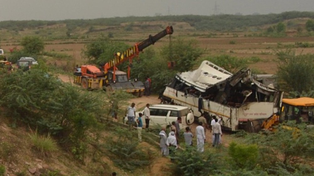 Iνδία: Τουλάχιστον 12 νεκροί και 30 τραυματίες σε πυρκαγιά που ξέσπασε σε λεωφορείο