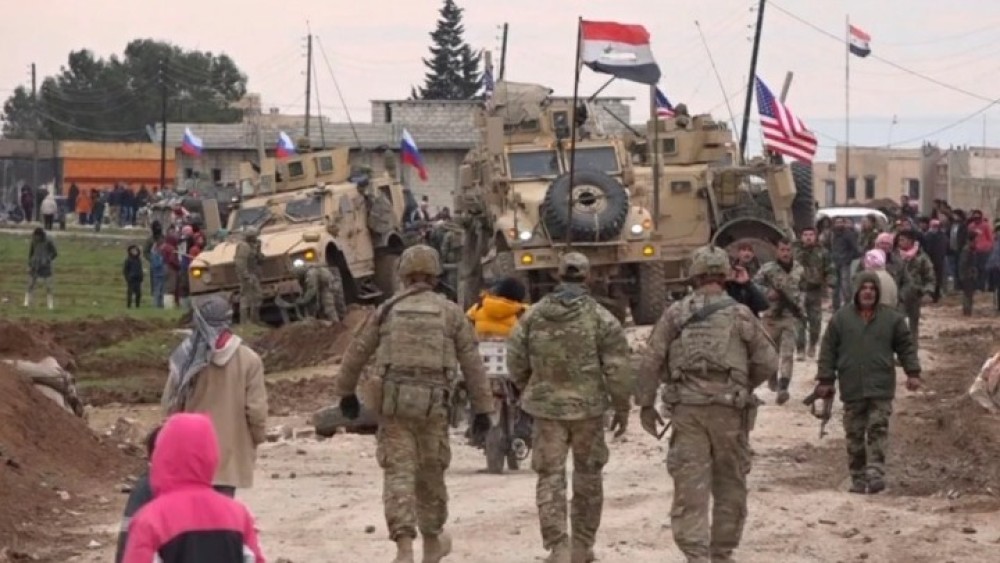 Σπάνιο στιγμιότυπο: Ρώσοι και Αμερικανοί στρατιώτες φωτογραφίζονται μαζί στη Συρία