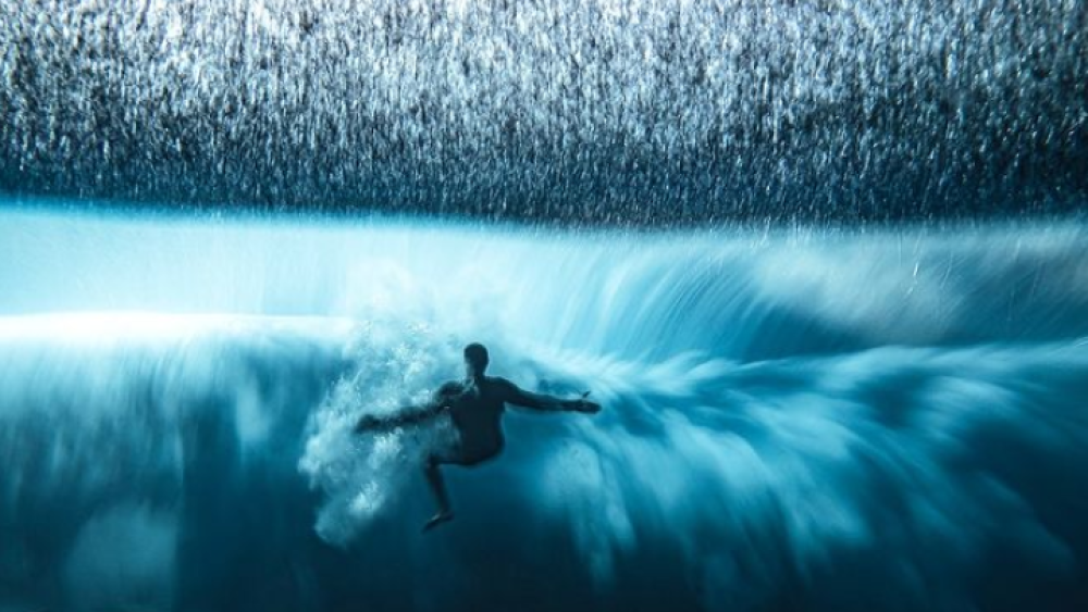 Ocean Photographer of the Year: Νικητής ο σέρφερ που μάχεται με τα κύματα