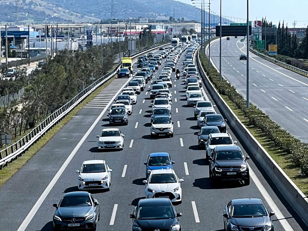 Κυκλοφοριακό χάος στους δρόμους – Χαμηλές ταχύτητες στην Αττική Οδό