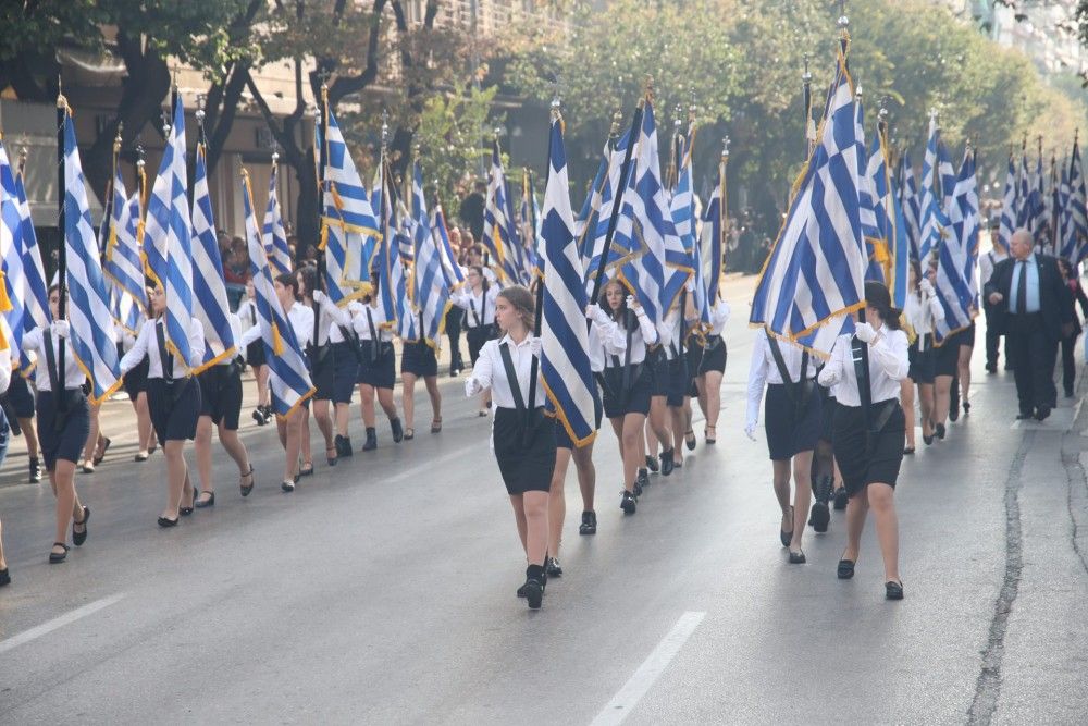 Με εθνική υπερηφάνεια ολοκληρώθηκε η μαθητική παρέλαση της Θεσσαλονίκης &#8211; καταχειροκροτήθηκαν οι μαθητές