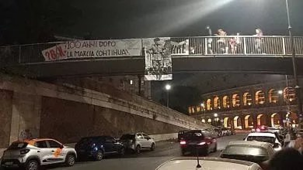 Ρώμη: Ιταλοί νεοφασίστες κρέμασαν πανό του Μουσολίνι στο Κολοσσαίο