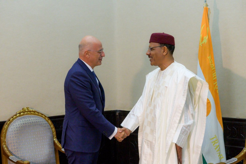 Στον Νίγηρα ο Δένδιας συναντήθηκε με τον Πρόεδρο Μπαζούμ &#8211; Ενημερώθηκε για την κατάσταση στο Σαχέλ