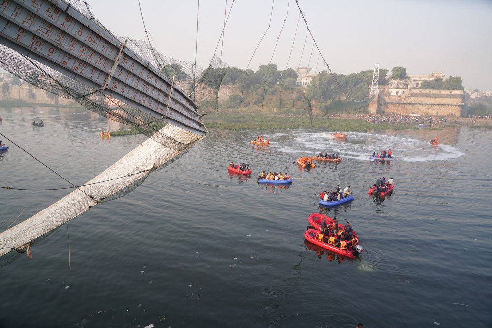 Ινδία: Στους 135 οι νεκροί στη κρεμαστή γέφυρα στη Μόρμπι &#8211; τρίτη ημέρα ερευνών για αγνοούμενους