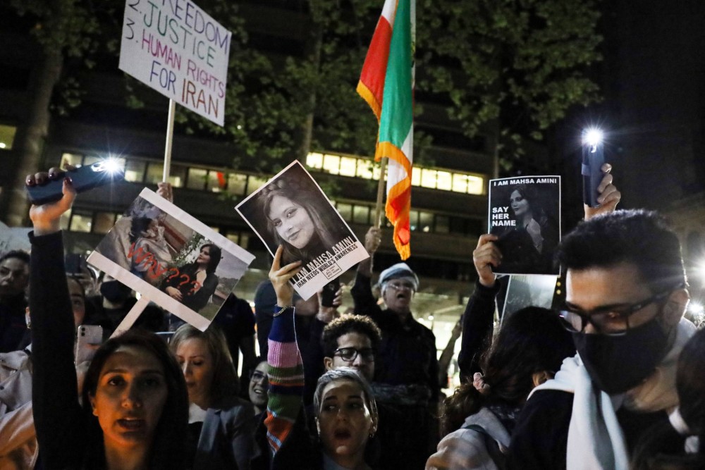 Τρεις τραυματίες από επίθεση αγνώστων σε διαδηλωτές έξω από την ιρανική πρεσβεία στο Βερολίνο  