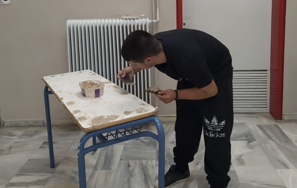 Λάρισα: Μαθητής του ΕΠΑΛ Τυρνάβου επισκευάζει  θρανία στα διαλείμματα