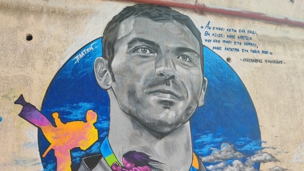 Γκράφιτι για τον αείμνηστο Αλέξανδρο Νικολαϊδη στον τοίχο του κολυμβητηρίου του Βύρωνα