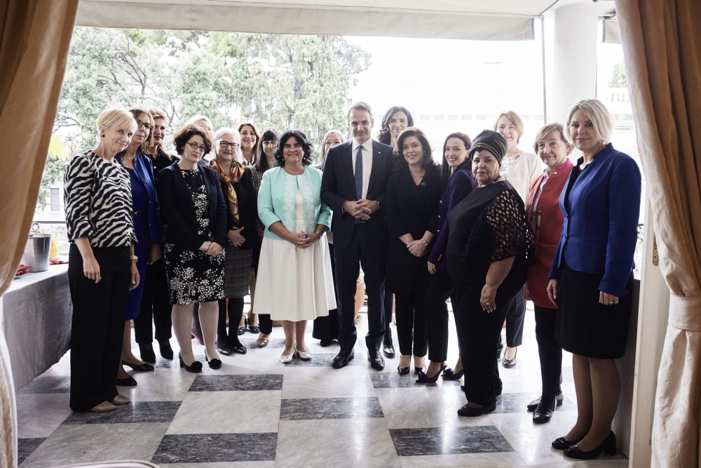 Η πρέσβης της Πορτογαλίας παρέθεσε γεύμα στον Μητσοτάκη με γυναίκες πρέσβεων
