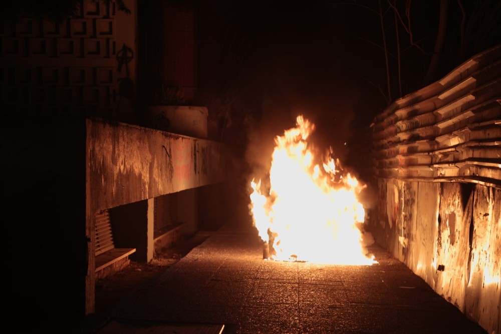 Πολυτεχνείο: Επεισόδια στη Θεσσαλονίκη &#8211; Κάηκε ολοσχερώς μοτοσυκλέτα από μολότοφ