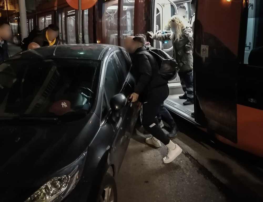 Νέα Σμύρνη: Επιβάτες του τραμ σηκώνουν με τα χέρια παρκαρισμένο αυτοκίνητο