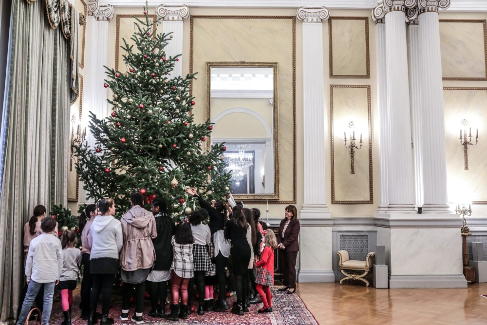 Η Σακελλαροπούλου στόλισε το δέντρο του Προεδρικού Μεγάρου παρέα με παιδιά από το Χατζηκυριάκειο Ίδρυμα