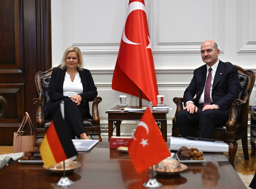 Αντιπαράθεση Νάνσι Φέζερ-Σουλεϊμάν Σοϊλού για τις τουρκικές επιθέσεις σε Συρία και Ιράκ