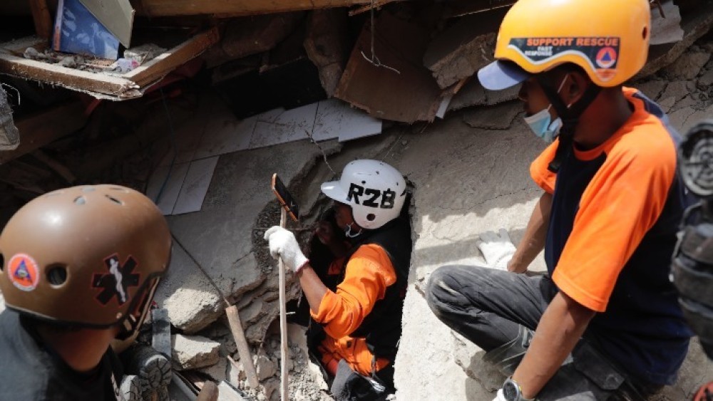 Ινδονησία: 6χρονο αγοράκι ανασύρθηκε ζωντανό από τα συντρίμμια δύο ημέρες μετά τον σεισμό (vid)
