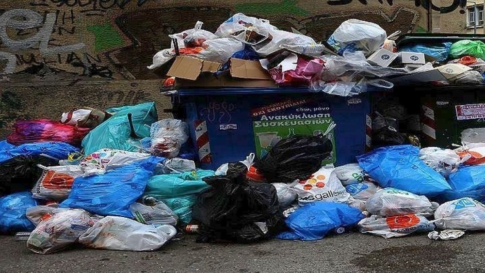 Βουνό τα σκουπίδια στη Θεσσαλονίκη λόγω αποχής των εργαζομένων στην καθαριότητα – Ζέρβας: Θα εξαντλήσουμε κάθε νόμιμο μέσο