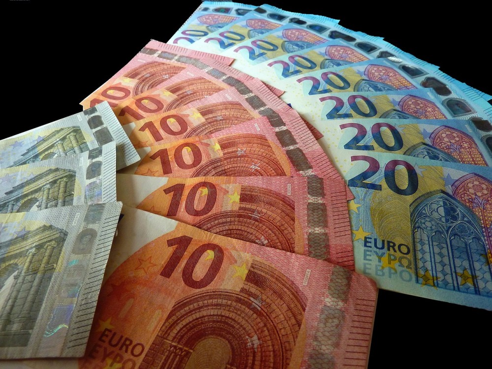 Κατά 4 δισ. ευρώ αυξήθηκαν οι καταθέσεις των νοικοκυριών