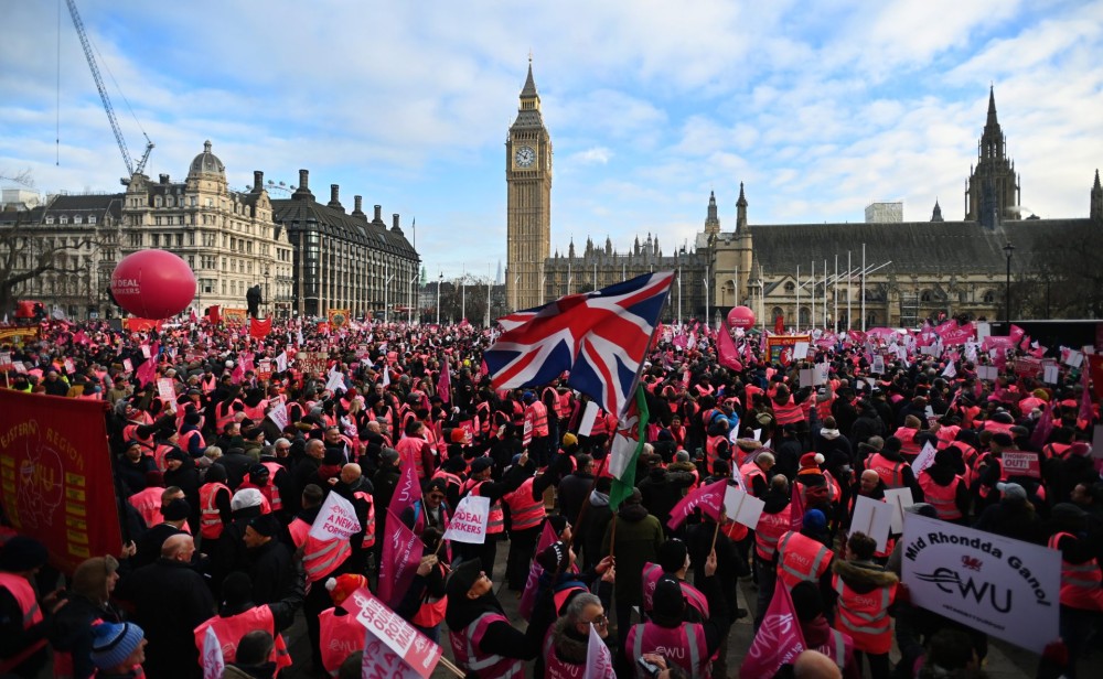 Βρετανία: Εκατομμύρια νοικοκυριά θα παγώσουν-Μπαράζ απεργιών