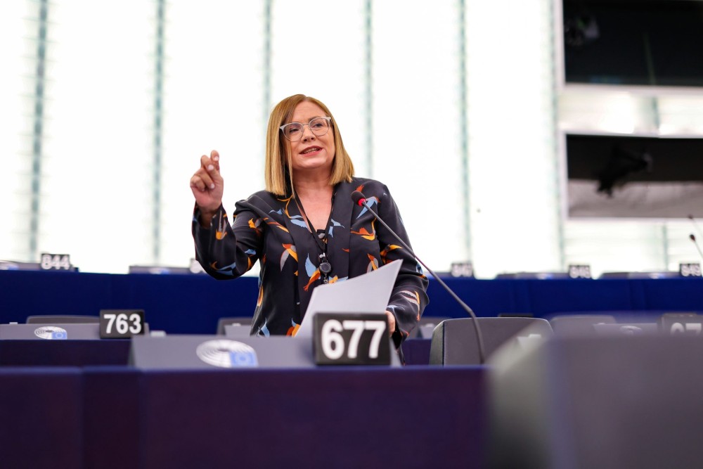 Σπυράκη: Κατέθεσε 21.240 ευρώ στο Ευρωπαϊκό Κοινοβούλιο και έστειλε εξώδικο στον πρώην συνεργάτη της