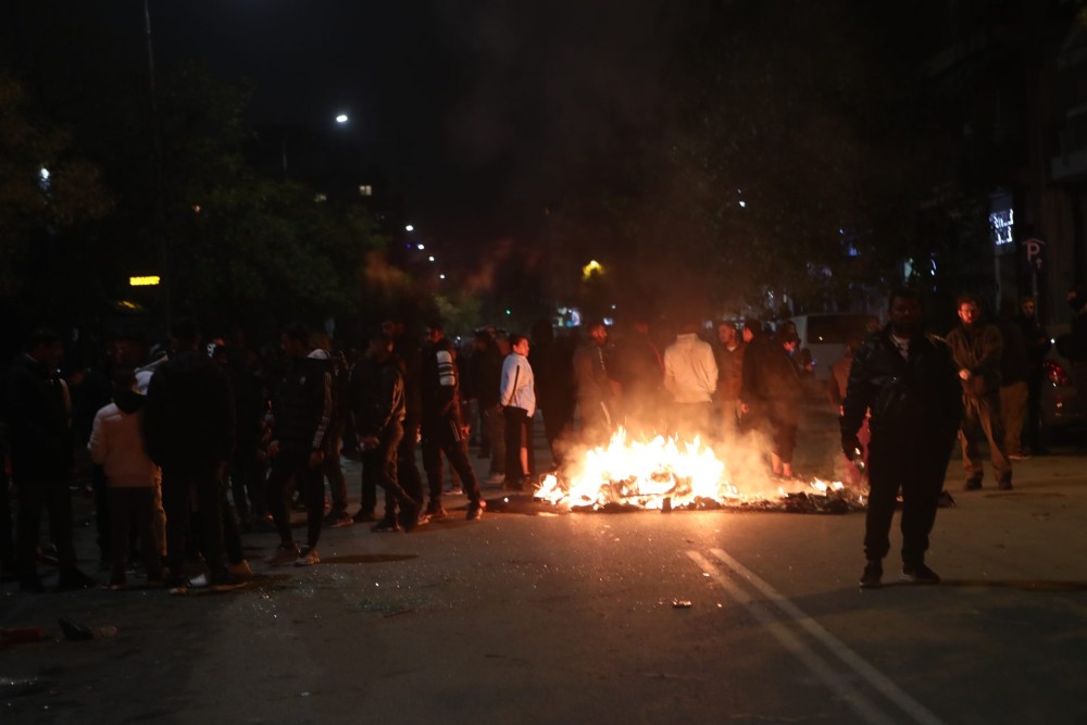 Θεσσαλονίκη: Ρομά στήνουν οδοφράγματα και ανάβουν φωτιές &#8211; Ένταση, χημικά και πυροβολισμοί
