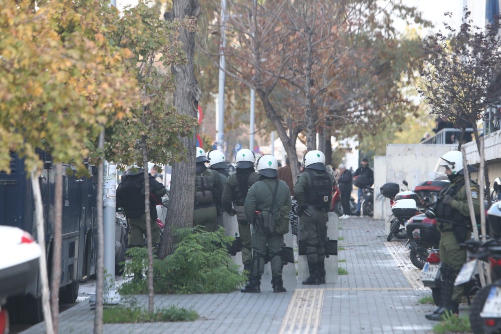 Θεσσαλονίκη: Ένταση έξω από το Δικαστικό Mέγαρο-Παραμένει σε σοβαρή κατάσταση ο 16χρονος