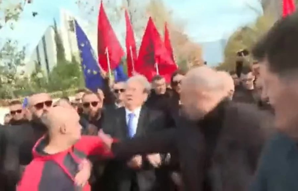 Αλβανία: Γρονθοκοπήθηκε στο πρόσωπο ο ηγέτης της αντιπολίτευσης Σαλί Μπερίσα