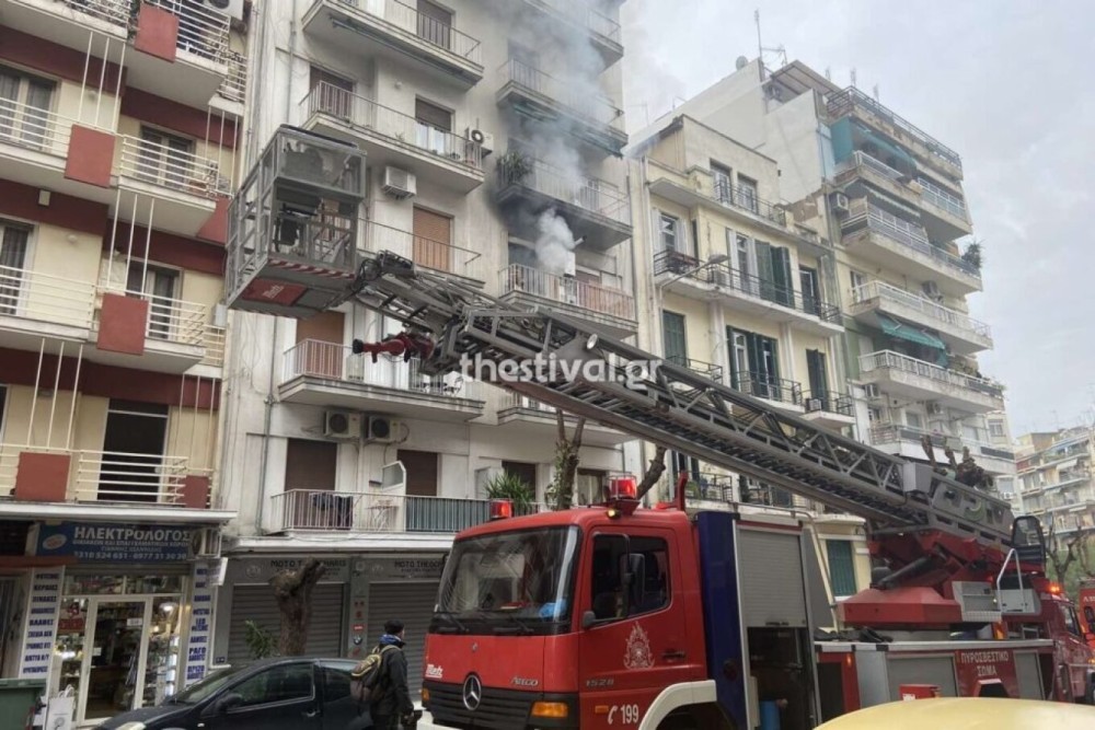 Φωτιά σε διαμέρισμα στo κέντρο της Θεσσαλονίκης &#8211; Απεγκλωβίστηκαν δύο άτομα