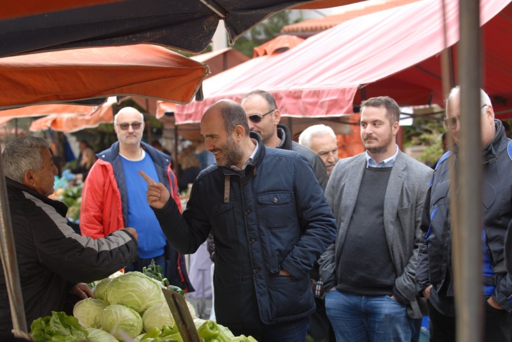 Περιοδεία Δ. Μαρκόπουλου στις λαϊκές αγορές στην Σαλαμίνα και στη Νίκαια και επικοινωνία με τους κατοίκους της πόλης