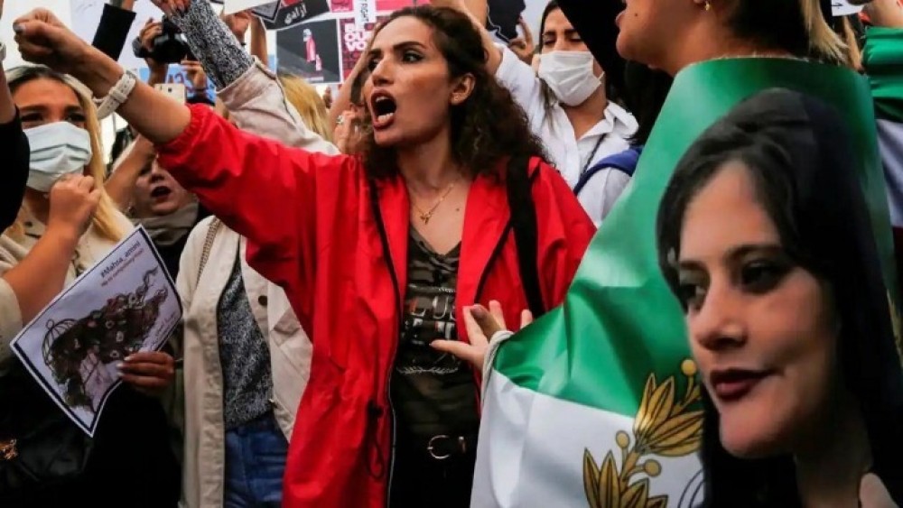 Ιράν: Νίκησαν οι διαδηλωτές, εξετάζεται η υποχρεωτική χρήσης μαντίλας