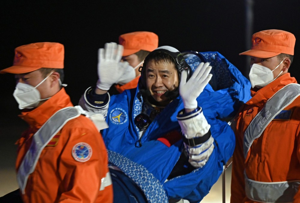 Επέστρεψαν στη Γη, έξι μήνες μετά, τρεις Κινέζοι αστροναύτες