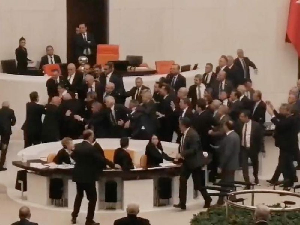 Χαμός στη Τουρκία: Ξύλο στη βουλή για τον προϋπολογισμό – Στην εντατική βουλευτής της αντιπολίτευσης