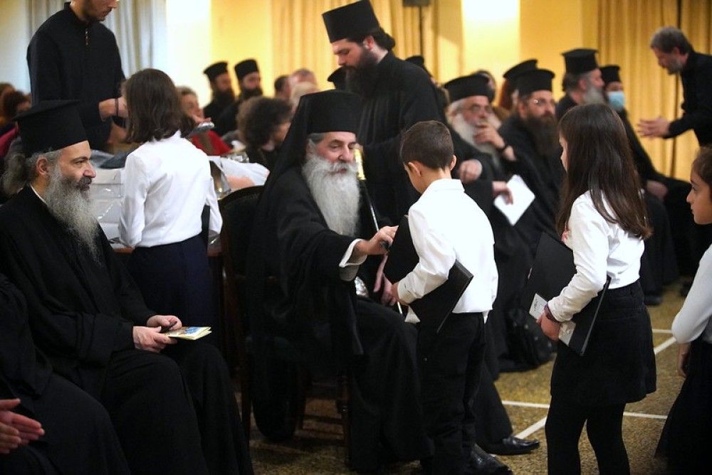 Μοίρασε δώρα και ευχές ο Μητροπολίτης Πειραιώς &#8211; Ραδιομαραθώνιος κατά της φτώχειας από την Πειραϊκή Εκκλησία