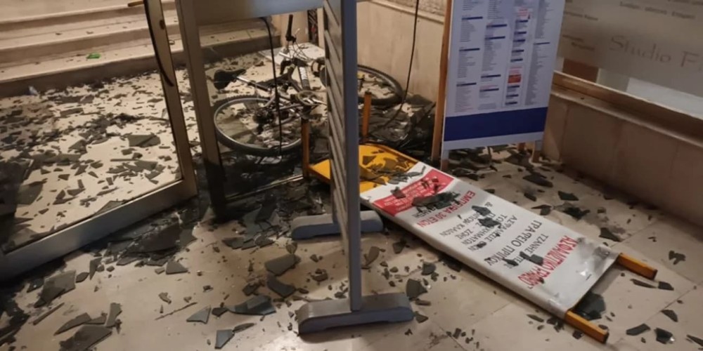 Βόλος: Επίθεση κουκουλοφόρων στα γραφεία της Νέας Δημοκρατίας