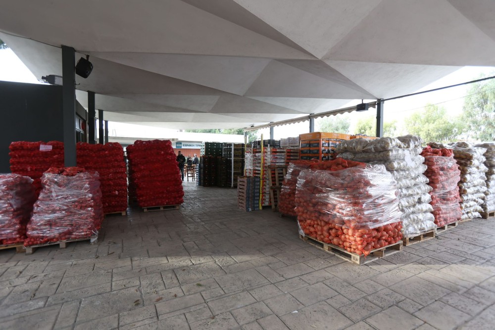 Προσφορά βασικών ειδών τροφίμων από την κεντρική λαχαναγορά του Ρέντη