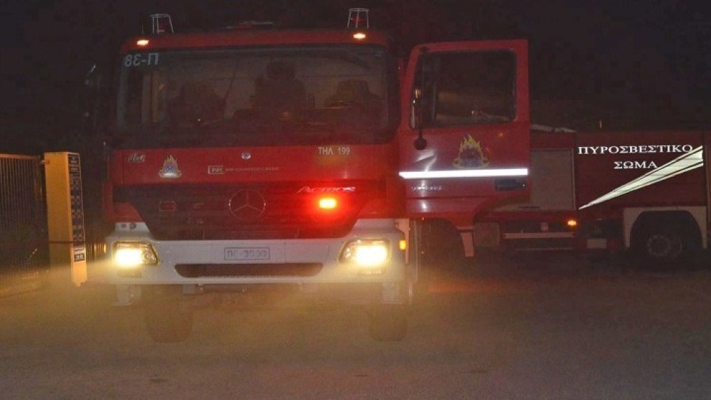 Νύχτα έντασης στη δυτική Αττική-Ρομά έκαψαν κατάστημα ελαστικών και λεωφορείο