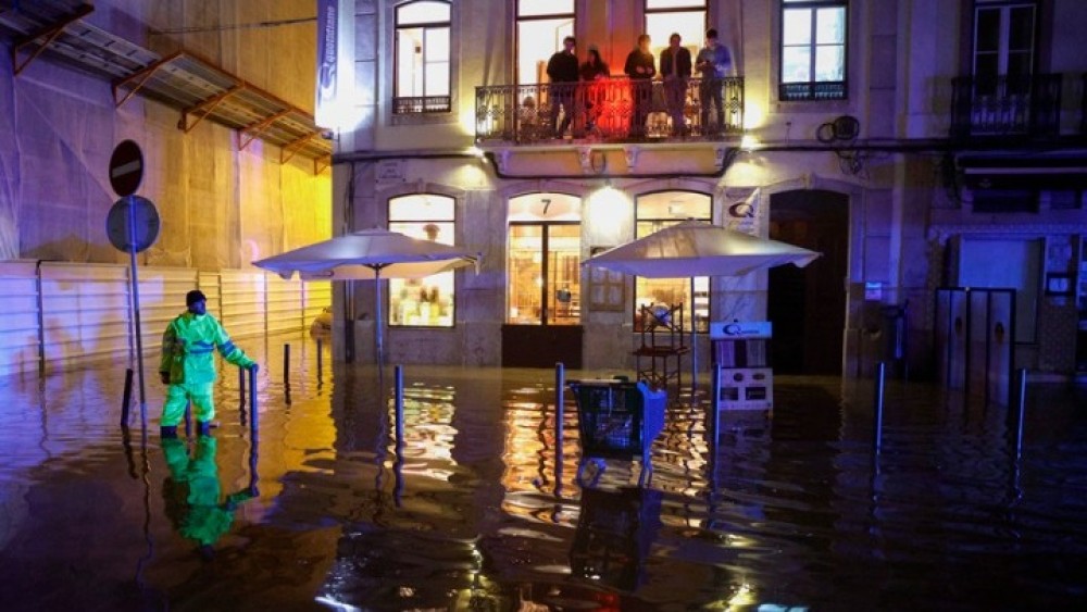 Σφοδρές βροχοπτώσεις και εκτεταμένες πλημμύρες στη Λισαβόνα &#8211; Τουλάχιστον μια νεκρή
