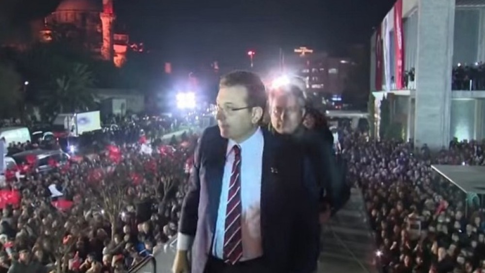 Χιλιάδες Τούρκοι στους δρόμους διαδηλώνουν ενάντια στην καταδίκη Ιμάμογλου