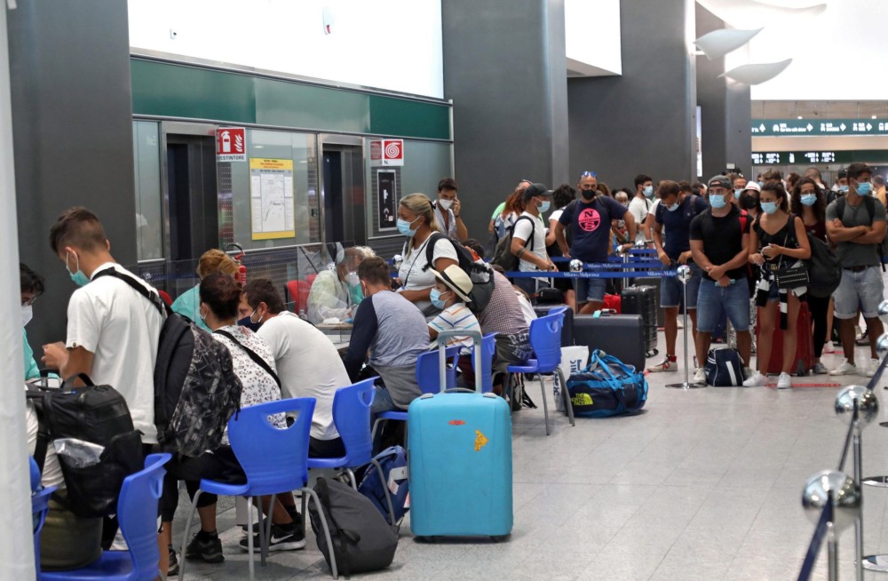 Συναγερμός: Ποιές χώρες επαναφέρουν τα Covid test για τους ταξιδιώτες από την Κίνα