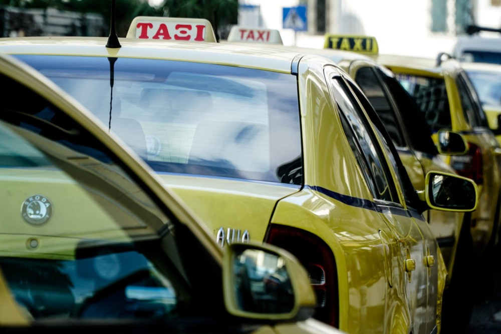 &#8220;Πράσινα ταξί&#8221;: Επιδότηση  για αντικατάσταση 2000 παλαιών οχημάτων με ηλεκτρικά &#8211; Ποιοί ωφελούνται
