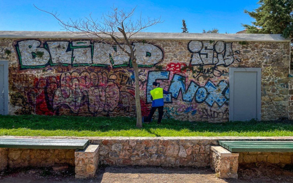 Επιχείρηση αντι-γκράφιτι «μαμούθ» στο κέντρο της πόλης από τον Δήμο Αθηναίων