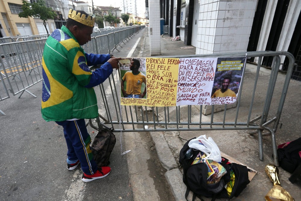 Οι Βραζιλιάνοι αποχαιρετούν τον Πελέ: Στο «Vila Belmiro», έδρα της Σάντος, η σoρός του